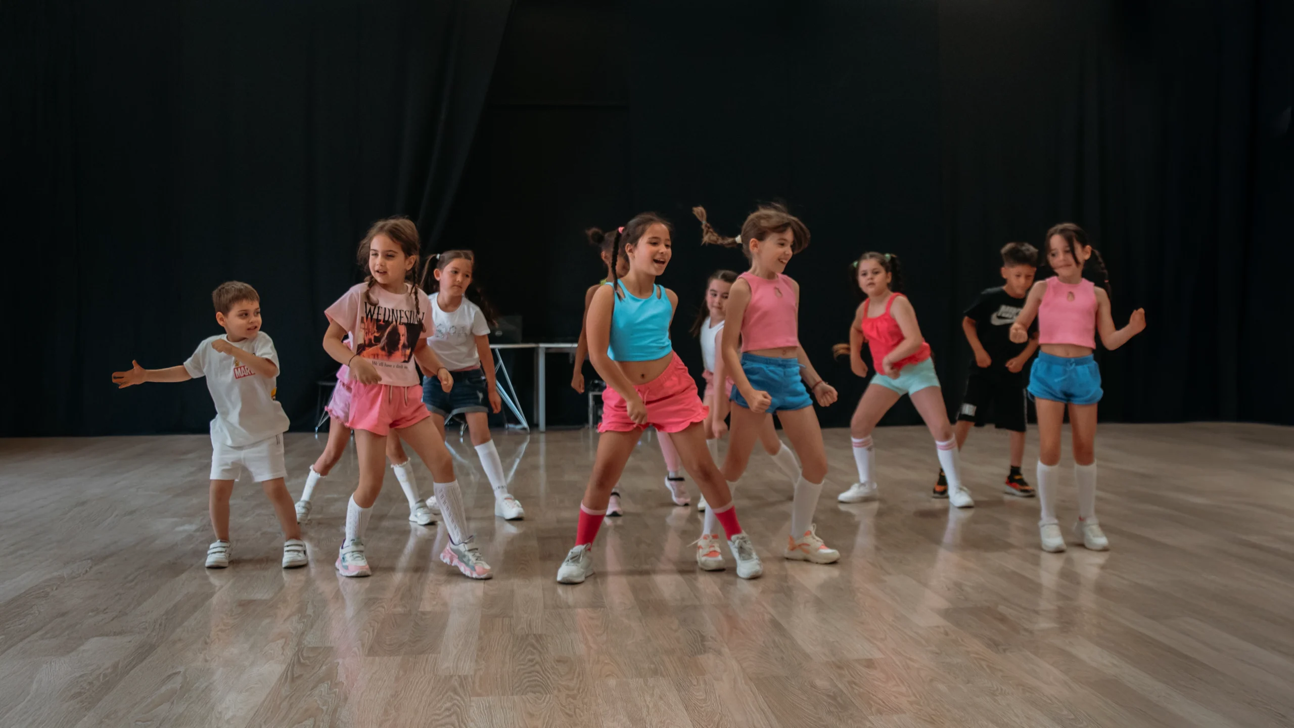 STREET DANCE 6–9 ani